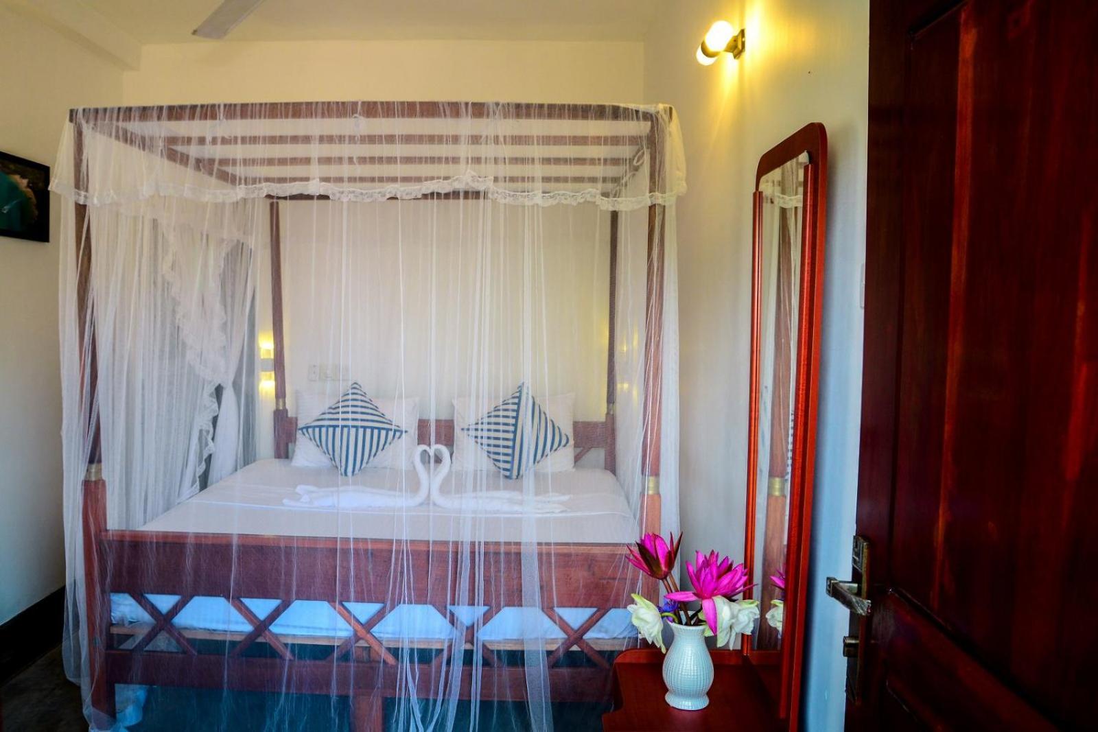 Coconut Style Restaurant & Milinda Guest Hotel Unawatuna Exterior photo